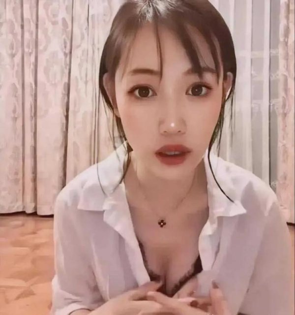 乾盘配资 马蓉脱衣带货被举报！崩溃大哭卖惨，网友：早干嘛去了